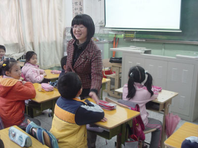 李金金老师在给孩子们上课