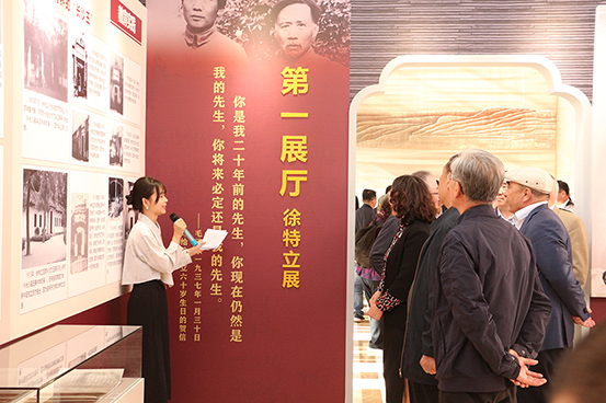 与会代表参观展厅0-553.jpg